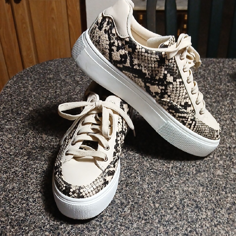 SHE&IN Sneakers 91/2